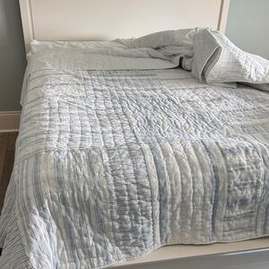 Pottery Barn Queen size Quilt with 2 Shams Like New